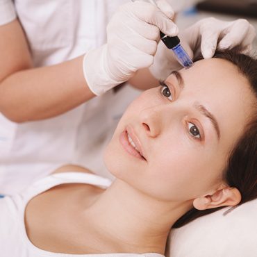 Junge Frau, die eine Gesichtsbehandlung erhält